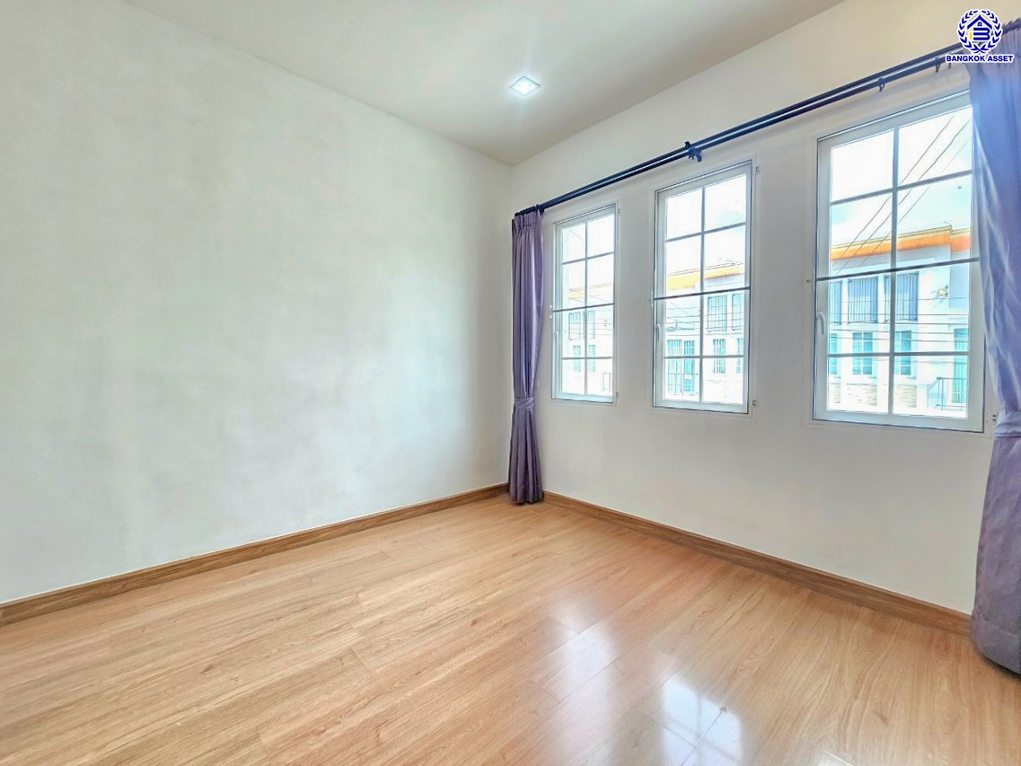 ทาวน์เฮ้าส์มือสอง โครงการ โกลเด้นทาวน์ วงศ์สว่าง-รัชดา บนเนื้อที่ 21.70 ตร.ว. พื้นที่ใช้สอย 150 ตร.ม. ฟังก์ชัน 4 ห้องนอน 3 ห้องน้ำ 2 ที่จอดรถ แถมฟรีเครื่องทำน้ำอุ่น และ เครื่องปรับอากาศ พร้อมเข้าอยู่ได้ทันที การเดินทางสะดวกสบาย ใช้เวลาเพียง 7 นาทีก็ถึงรถไฟฟ้าสายสีม่วง "สถานีแยกติวานนท์" และใกล้ทางด่วน "พระราม7"