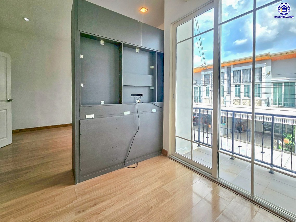 ทาวน์เฮ้าส์มือสอง โครงการ โกลเด้นทาวน์ วงศ์สว่าง-รัชดา บนเนื้อที่ 21.70 ตร.ว. พื้นที่ใช้สอย 150 ตร.ม. ฟังก์ชัน 4 ห้องนอน 3 ห้องน้ำ 2 ที่จอดรถ แถมฟรีเครื่องทำน้ำอุ่น และ เครื่องปรับอากาศ พร้อมเข้าอยู่ได้ทันที การเดินทางสะดวกสบาย ใช้เวลาเพียง 7 นาทีก็ถึงรถไฟฟ้าสายสีม่วง "สถานีแยกติวานนท์" และใกล้ทางด่วน "พระราม7"