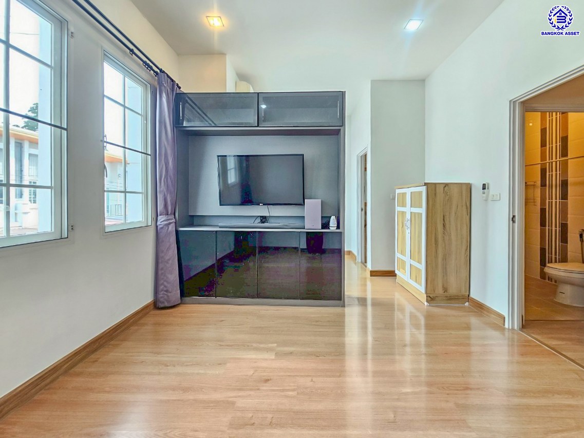 ทาวน์เฮ้าส์มือสอง โครงการ โกลเด้นทาวน์ วงศ์สว่าง-รัชดา บนเนื้อที่ 21.70 ตร.ว. พื้นที่ใช้สอย 150 ตร.ม. ฟังก์ชัน 4 ห้องนอน 3 ห้องน้ำ 2 ที่จอดรถ แถมฟรีเครื่องทำน้ำอุ่น และ เครื่องปรับอากาศ พร้อมเข้าอยู่ได้ทันที การเดินทางสะดวกสบาย ใช้เวลาเพียง 7 นาทีก็ถึงรถไฟฟ้าสายสีม่วง "สถานีแยกติวานนท์" และใกล้ทางด่วน "พระราม7"