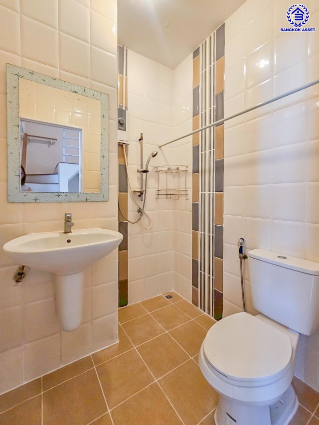 ทาวน์เฮ้าส์มือสอง โครงการ โกลเด้นทาวน์ วงศ์สว่าง-รัชดา บนเนื้อที่ 21.70 ตร.ว. พื้นที่ใช้สอย 150 ตร.ม. ฟังก์ชัน 4 ห้องนอน 3 ห้องน้ำ 2 ที่จอดรถ แถมฟรีเครื่องทำน้ำอุ่น และ เครื่องปรับอากาศ พร้อมเข้าอยู่ได้ทันที การเดินทางสะดวกสบาย ใช้เวลาเพียง 7 นาทีก็ถึงรถไฟฟ้าสายสีม่วง "สถานีแยกติวานนท์" และใกล้ทางด่วน "พระราม7"