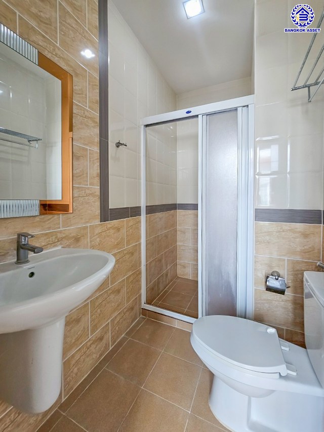 ทาวน์เฮ้าส์มือสอง โครงการ โกลเด้นทาวน์ วงศ์สว่าง-รัชดา บนเนื้อที่ 21.70 ตร.ว. พื้นที่ใช้สอย 150 ตร.ม. ฟังก์ชัน 4 ห้องนอน 3 ห้องน้ำ 2 ที่จอดรถ แถมฟรีเครื่องทำน้ำอุ่น และ เครื่องปรับอากาศ พร้อมเข้าอยู่ได้ทันที การเดินทางสะดวกสบาย ใช้เวลาเพียง 7 นาทีก็ถึงรถไฟฟ้าสายสีม่วง "สถานีแยกติวานนท์" และใกล้ทางด่วน "พระราม7"