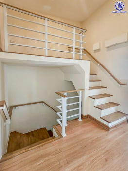 ทาวน์เฮ้าส์มือสอง โครงการ โกลเด้นทาวน์ วงศ์สว่าง-รัชดา บนเนื้อที่ 21.70 ตร.ว. พื้นที่ใช้สอย 150 ตร.ม. ฟังก์ชัน 4 ห้องนอน 3 ห้องน้ำ 2 ที่จอดรถ แถมฟรีเครื่องทำน้ำอุ่น และ เครื่องปรับอากาศ พร้อมเข้าอยู่ได้ทันที การเดินทางสะดวกสบาย ใช้เวลาเพียง 7 นาทีก็ถึงรถไฟฟ้าสายสีม่วง "สถานีแยกติวานนท์" และใกล้ทางด่วน "พระราม7"