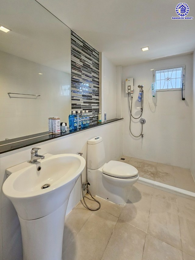 บ้านเดี่ยวมือสองนนทบุรี โครงการ ลัดดาวิลล์ ไพรเวท กาญจนาภิเษก เนื้อที่ 60.80 ตร.ว. พื้นที่ใช้สอย 220 ตร.ม. ฟังก์ชัน 4 ห้องนอน 3 ห้องน้ำ 2 ที่จอดรถ แถมฟรี! เครื่องปรับอากาศ, เครื่องทำน้ำอุ่น พร้อมเข้าอยู่ บนทำเลแห่งการเดินทาง เชื่อมต่อถนนบ้านกล้วย-ไทรน้อย, ถนนกาญจณาภิเษก ใกล้รถไฟฟ้าสายสีม่วง "สถานีคลองบางไผ่" และ ใกล้จุดขึ้นมอเตอร์เวย์ "M81 บางใหญ่-กาญจนบุรี"