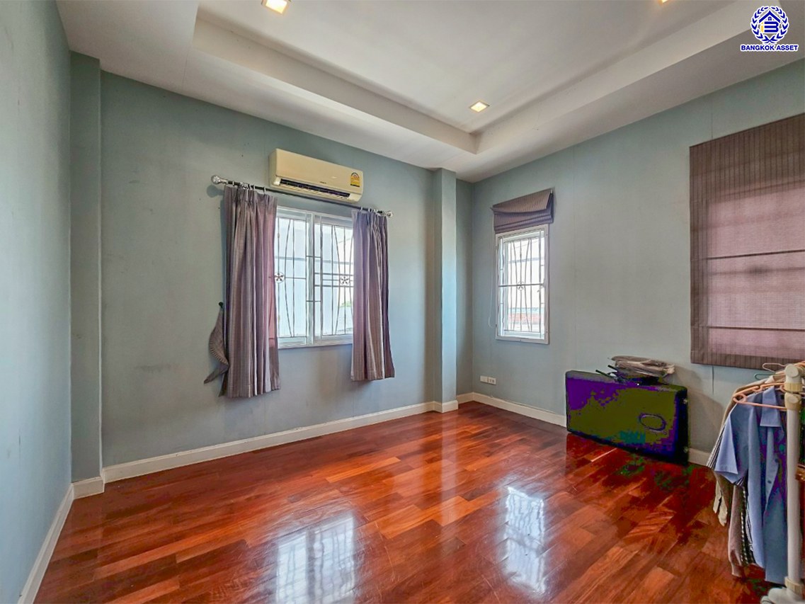 บ้านเดี่ยวมือสองนนทบุรี โครงการ ลัดดาวิลล์ ไพรเวท กาญจนาภิเษก เนื้อที่ 60.80 ตร.ว. พื้นที่ใช้สอย 220 ตร.ม. ฟังก์ชัน 4 ห้องนอน 3 ห้องน้ำ 2 ที่จอดรถ แถมฟรี! เครื่องปรับอากาศ, เครื่องทำน้ำอุ่น พร้อมเข้าอยู่ บนทำเลแห่งการเดินทาง เชื่อมต่อถนนบ้านกล้วย-ไทรน้อย, ถนนกาญจณาภิเษก ใกล้รถไฟฟ้าสายสีม่วง "สถานีคลองบางไผ่" และ ใกล้จุดขึ้นมอเตอร์เวย์ "M81 บางใหญ่-กาญจนบุรี"