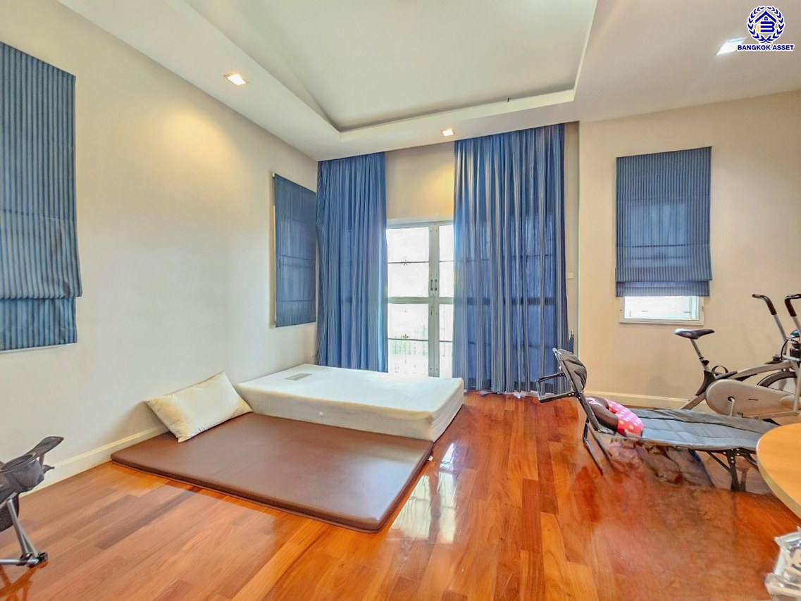 บ้านเดี่ยวมือสองนนทบุรี โครงการ ลัดดาวิลล์ ไพรเวท กาญจนาภิเษก เนื้อที่ 60.80 ตร.ว. พื้นที่ใช้สอย 220 ตร.ม. ฟังก์ชัน 4 ห้องนอน 3 ห้องน้ำ 2 ที่จอดรถ แถมฟรี! เครื่องปรับอากาศ, เครื่องทำน้ำอุ่น พร้อมเข้าอยู่ บนทำเลแห่งการเดินทาง เชื่อมต่อถนนบ้านกล้วย-ไทรน้อย, ถนนกาญจณาภิเษก ใกล้รถไฟฟ้าสายสีม่วง "สถานีคลองบางไผ่" และ ใกล้จุดขึ้นมอเตอร์เวย์ "M81 บางใหญ่-กาญจนบุรี"