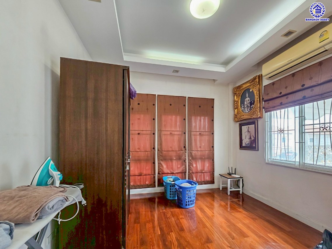 บ้านเดี่ยวมือสองนนทบุรี โครงการ ลัดดาวิลล์ ไพรเวท กาญจนาภิเษก เนื้อที่ 60.80 ตร.ว. พื้นที่ใช้สอย 220 ตร.ม. ฟังก์ชัน 4 ห้องนอน 3 ห้องน้ำ 2 ที่จอดรถ แถมฟรี! เครื่องปรับอากาศ, เครื่องทำน้ำอุ่น พร้อมเข้าอยู่ บนทำเลแห่งการเดินทาง เชื่อมต่อถนนบ้านกล้วย-ไทรน้อย, ถนนกาญจณาภิเษก ใกล้รถไฟฟ้าสายสีม่วง "สถานีคลองบางไผ่" และ ใกล้จุดขึ้นมอเตอร์เวย์ "M81 บางใหญ่-กาญจนบุรี"