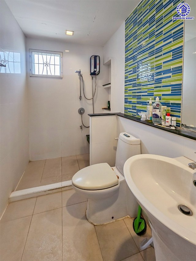 บ้านเดี่ยวมือสองนนทบุรี โครงการ ลัดดาวิลล์ ไพรเวท กาญจนาภิเษก เนื้อที่ 60.80 ตร.ว. พื้นที่ใช้สอย 220 ตร.ม. ฟังก์ชัน 4 ห้องนอน 3 ห้องน้ำ 2 ที่จอดรถ แถมฟรี! เครื่องปรับอากาศ, เครื่องทำน้ำอุ่น พร้อมเข้าอยู่ บนทำเลแห่งการเดินทาง เชื่อมต่อถนนบ้านกล้วย-ไทรน้อย, ถนนกาญจณาภิเษก ใกล้รถไฟฟ้าสายสีม่วง "สถานีคลองบางไผ่" และ ใกล้จุดขึ้นมอเตอร์เวย์ "M81 บางใหญ่-กาญจนบุรี"