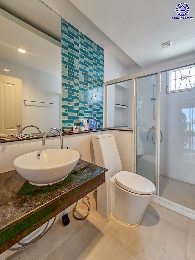 บ้านเดี่ยวมือสองนนทบุรี โครงการ ลัดดาวิลล์ ไพรเวท กาญจนาภิเษก เนื้อที่ 60.80 ตร.ว. พื้นที่ใช้สอย 220 ตร.ม. ฟังก์ชัน 4 ห้องนอน 3 ห้องน้ำ 2 ที่จอดรถ แถมฟรี! เครื่องปรับอากาศ, เครื่องทำน้ำอุ่น พร้อมเข้าอยู่ บนทำเลแห่งการเดินทาง เชื่อมต่อถนนบ้านกล้วย-ไทรน้อย, ถนนกาญจณาภิเษก ใกล้รถไฟฟ้าสายสีม่วง "สถานีคลองบางไผ่" และ ใกล้จุดขึ้นมอเตอร์เวย์ "M81 บางใหญ่-กาญจนบุรี"