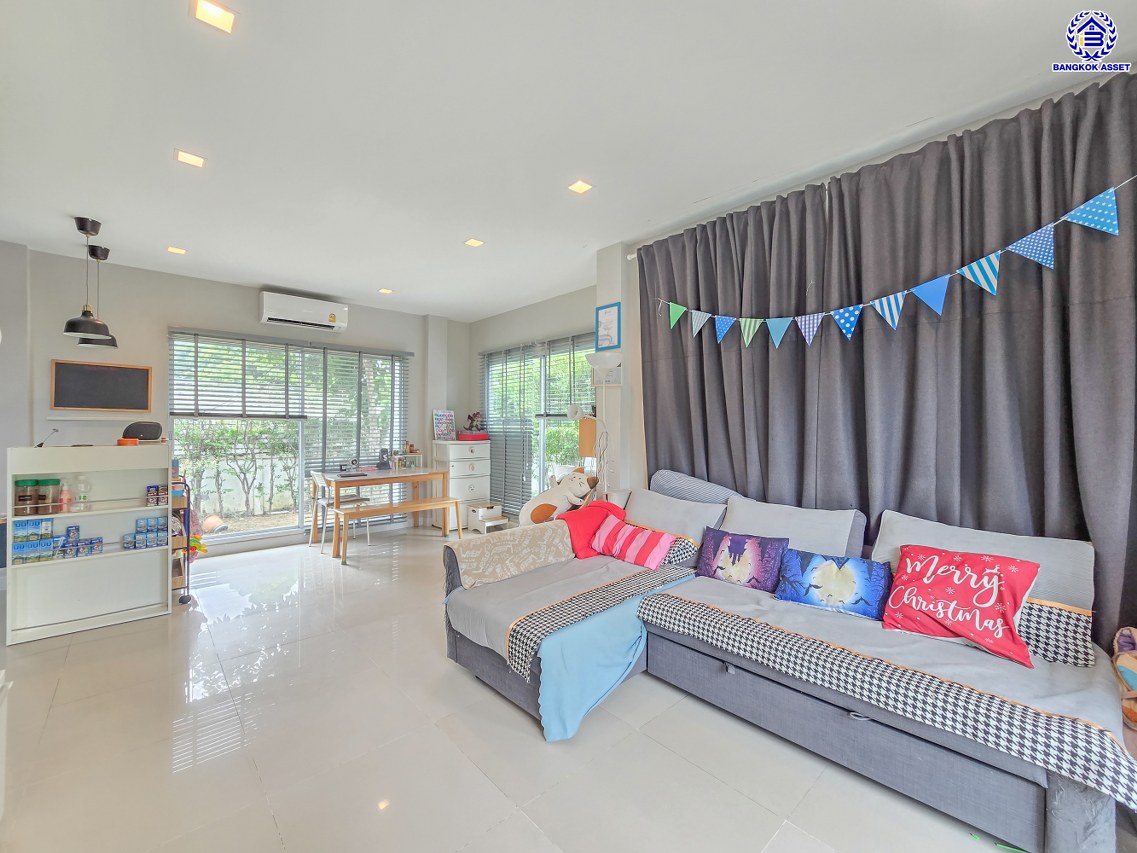 บ้านเดี่ยวมือสองนนทบุรี โครงการ ไลฟ์บางกอก บูเลอวาร์ด ราชพฤกษ์-รัตนาธิเบศร์ เนื้อที่ 81.40 ตร.ว. พื้นที่ใช้สอย 185 ตร.ม. ฟังก์ชัน 4 ห้องนอน 3 ห้องน้ำ 2 ที่จอดรถ แถมฟรี! เครื่องปรับอากาศ เครื่องทำน้ำอุ่น บนทำเลเดินทางสะดวก เชื่อมต่อถนนชัยพฤกษ์ ถนนราชพฤกษ์ ถนนรัตนาธิเบศร์ ใกล้รถไฟฟ้าสายสีม่วง "สถานีบางรักน้อยท่าอิฐ" และจุดขึ้นทางด่วน "ศรีรัช"