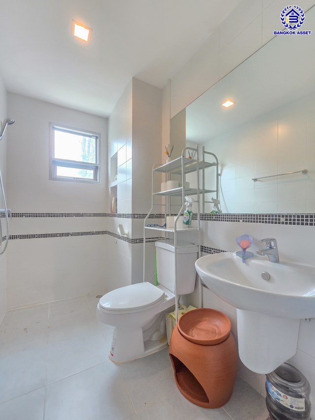 บ้านเดี่ยวมือสองนนทบุรี โครงการ ไลฟ์บางกอก บูเลอวาร์ด ราชพฤกษ์-รัตนาธิเบศร์ เนื้อที่ 81.40 ตร.ว. พื้นที่ใช้สอย 185 ตร.ม. ฟังก์ชัน 4 ห้องนอน 3 ห้องน้ำ 2 ที่จอดรถ แถมฟรี! เครื่องปรับอากาศ เครื่องทำน้ำอุ่น บนทำเลเดินทางสะดวก เชื่อมต่อถนนชัยพฤกษ์ ถนนราชพฤกษ์ ถนนรัตนาธิเบศร์ ใกล้รถไฟฟ้าสายสีม่วง "สถานีบางรักน้อยท่าอิฐ" และจุดขึ้นทางด่วน "ศรีรัช"