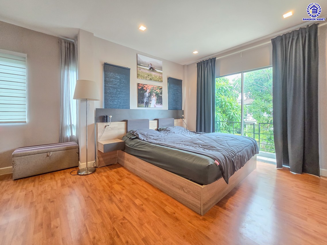 บ้านเดี่ยวมือสองนนทบุรี โครงการ ไลฟ์บางกอก บูเลอวาร์ด ราชพฤกษ์-รัตนาธิเบศร์ เนื้อที่ 81.40 ตร.ว. พื้นที่ใช้สอย 185 ตร.ม. ฟังก์ชัน 4 ห้องนอน 3 ห้องน้ำ 2 ที่จอดรถ แถมฟรี! เครื่องปรับอากาศ เครื่องทำน้ำอุ่น บนทำเลเดินทางสะดวก เชื่อมต่อถนนชัยพฤกษ์ ถนนราชพฤกษ์ ถนนรัตนาธิเบศร์ ใกล้รถไฟฟ้าสายสีม่วง "สถานีบางรักน้อยท่าอิฐ" และจุดขึ้นทางด่วน "ศรีรัช"