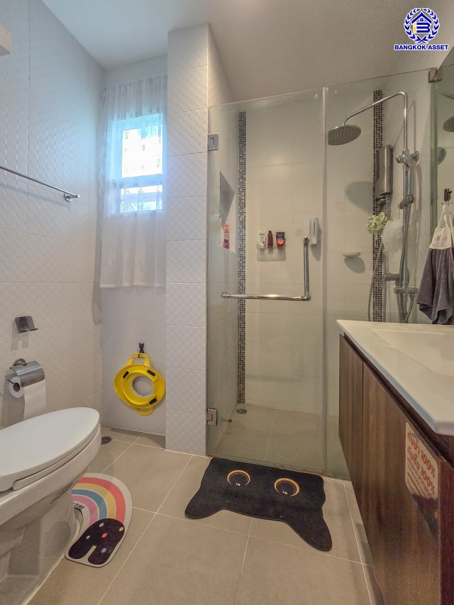 บ้านเดี่ยวมือสองนนทบุรี โครงการ ไลฟ์บางกอก บูเลอวาร์ด ราชพฤกษ์-รัตนาธิเบศร์ เนื้อที่ 81.40 ตร.ว. พื้นที่ใช้สอย 185 ตร.ม. ฟังก์ชัน 4 ห้องนอน 3 ห้องน้ำ 2 ที่จอดรถ แถมฟรี! เครื่องปรับอากาศ เครื่องทำน้ำอุ่น บนทำเลเดินทางสะดวก เชื่อมต่อถนนชัยพฤกษ์ ถนนราชพฤกษ์ ถนนรัตนาธิเบศร์ ใกล้รถไฟฟ้าสายสีม่วง "สถานีบางรักน้อยท่าอิฐ" และจุดขึ้นทางด่วน "ศรีรัช"