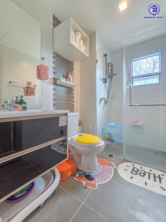 บ้านเดี่ยวมือสองนนทบุรี โครงการ ไลฟ์บางกอก บูเลอวาร์ด ราชพฤกษ์-รัตนาธิเบศร์ เนื้อที่ 81.40 ตร.ว. พื้นที่ใช้สอย 185 ตร.ม. ฟังก์ชัน 4 ห้องนอน 3 ห้องน้ำ 2 ที่จอดรถ แถมฟรี! เครื่องปรับอากาศ เครื่องทำน้ำอุ่น บนทำเลเดินทางสะดวก เชื่อมต่อถนนชัยพฤกษ์ ถนนราชพฤกษ์ ถนนรัตนาธิเบศร์ ใกล้รถไฟฟ้าสายสีม่วง "สถานีบางรักน้อยท่าอิฐ" และจุดขึ้นทางด่วน "ศรีรัช"