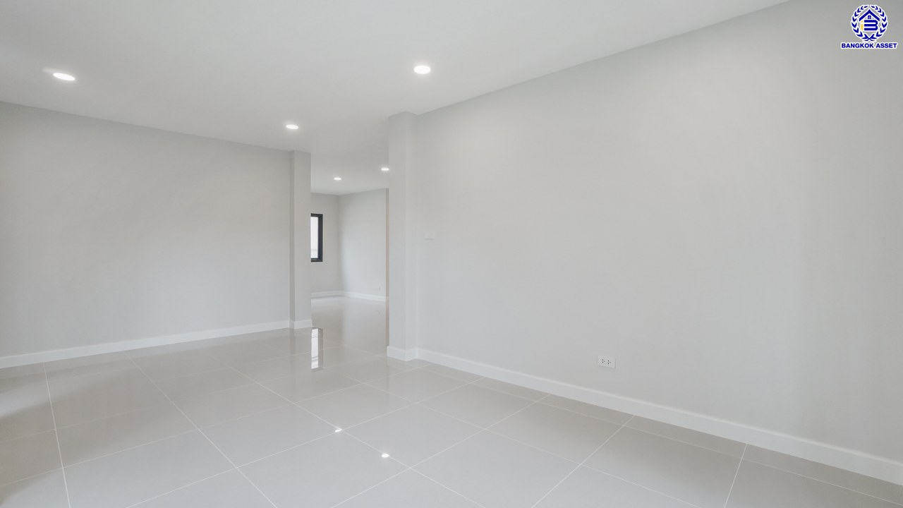 บ้านมือสองตกแต่งใหม่ โครงการ เพอร์เฟคเพลส รัตนาธิเบศร์-ไทรม้า บนเนื้อที่ 59.8 ตร.ว. พื้นที่ใช้สอย 187.67 ตร.ม. ฟังก์ชัน 3 ห้องนอน 3 ห้องน้ำ จอดรถได้ 2 คัน ใกล้ 2 เซ็นทรัล ทั้งเซ็นทรัลรัตนาธิเบศร์, เซ็นทรัลเวสต์เกต บนทำเลเชื่อมต่อได้หลายเส้นทาง ติดถนนรัตนาธิเบศร์ และ รถไฟฟ้าสายสีม่วง "สถานีบางรักน้อยท่าอิฐ"