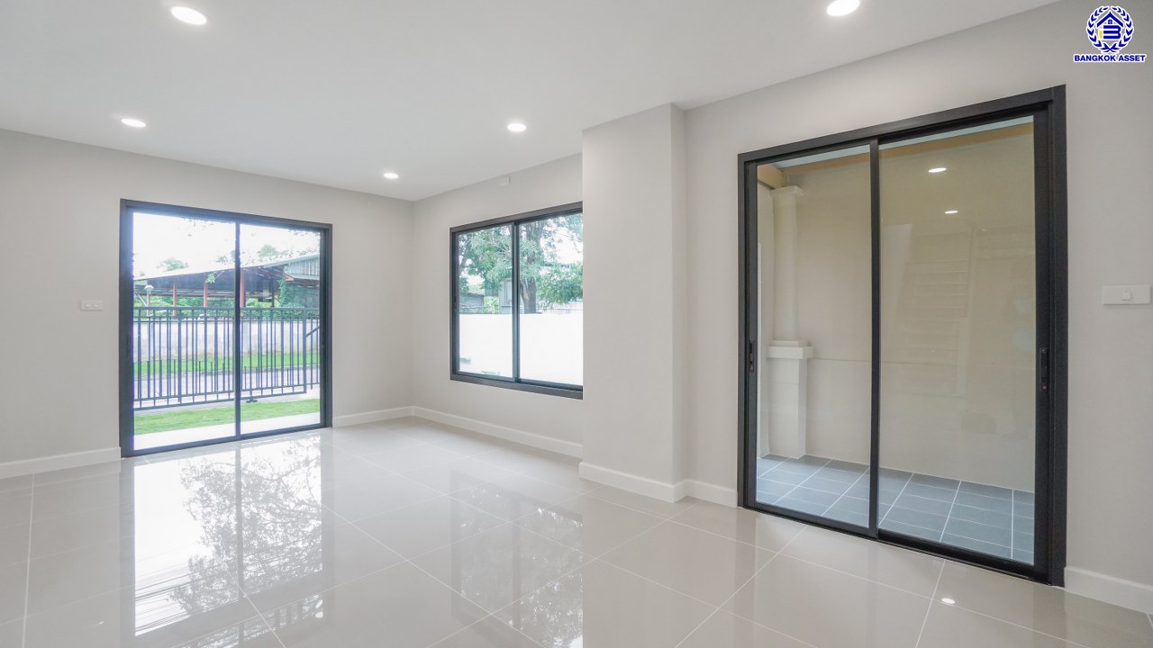 บ้านมือสองตกแต่งใหม่ โครงการ เพอร์เฟคเพลส รัตนาธิเบศร์-ไทรม้า บนเนื้อที่ 59.8 ตร.ว. พื้นที่ใช้สอย 187.67 ตร.ม. ฟังก์ชัน 3 ห้องนอน 3 ห้องน้ำ จอดรถได้ 2 คัน ใกล้ 2 เซ็นทรัล ทั้งเซ็นทรัลรัตนาธิเบศร์, เซ็นทรัลเวสต์เกต บนทำเลเชื่อมต่อได้หลายเส้นทาง ติดถนนรัตนาธิเบศร์ และ รถไฟฟ้าสายสีม่วง "สถานีบางรักน้อยท่าอิฐ"