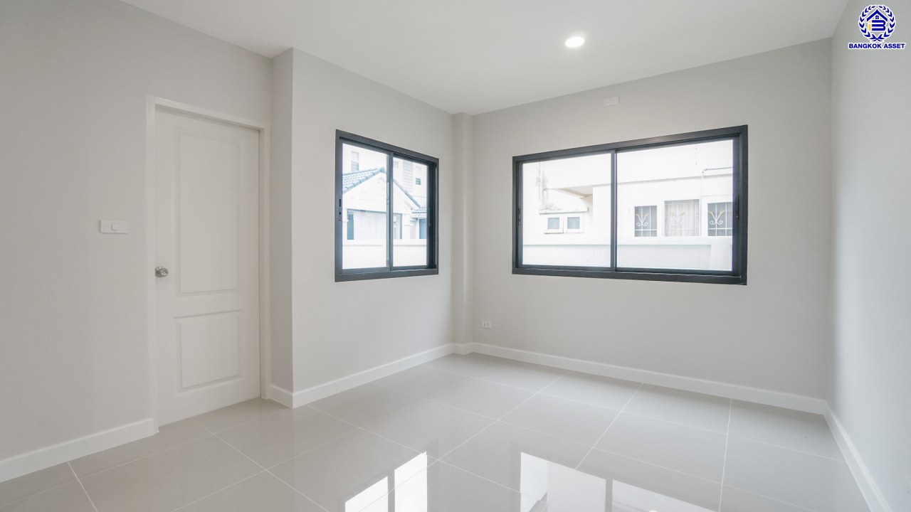 บ้านมือสองตกแต่งใหม่ โครงการ เพอร์เฟคเพลส รัตนาธิเบศร์-ไทรม้า บนเนื้อที่ 59.8 ตร.ว. พื้นที่ใช้สอย 187.67 ตร.ม. ฟังก์ชัน 3 ห้องนอน 3 ห้องน้ำ จอดรถได้ 2 คัน ใกล้ 2 เซ็นทรัล ทั้งเซ็นทรัลรัตนาธิเบศร์, เซ็นทรัลเวสต์เกต บนทำเลเชื่อมต่อได้หลายเส้นทาง ติดถนนรัตนาธิเบศร์ และ รถไฟฟ้าสายสีม่วง "สถานีบางรักน้อยท่าอิฐ"