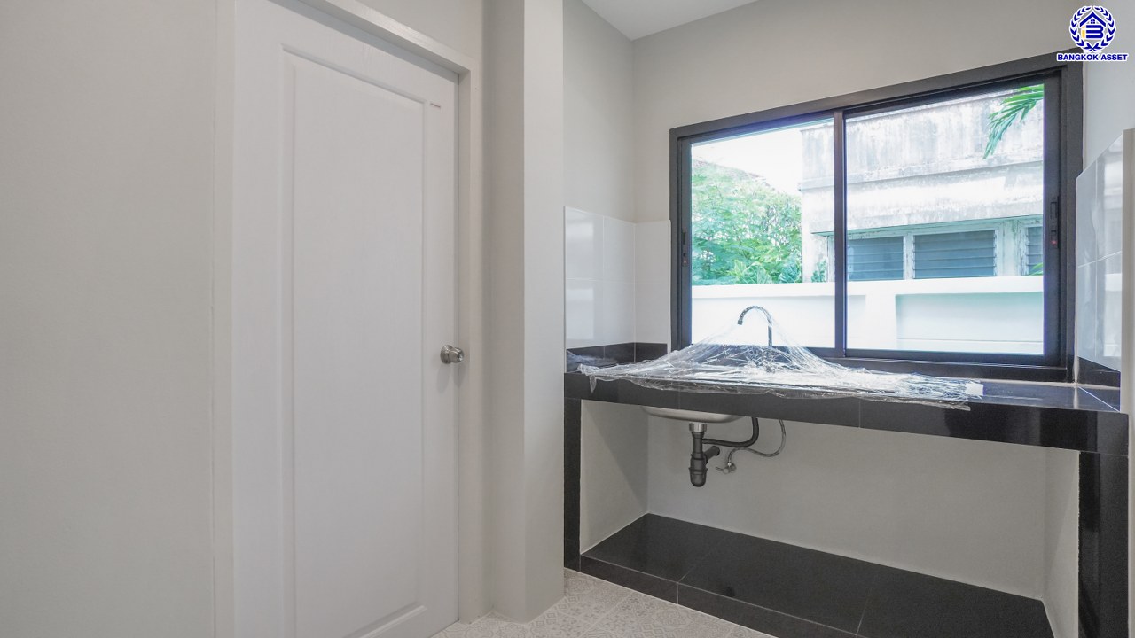 บ้านมือสองตกแต่งใหม่ โครงการ เพอร์เฟคเพลส รัตนาธิเบศร์-ไทรม้า บนเนื้อที่ 59.8 ตร.ว. พื้นที่ใช้สอย 187.67 ตร.ม. ฟังก์ชัน 3 ห้องนอน 3 ห้องน้ำ จอดรถได้ 2 คัน ใกล้ 2 เซ็นทรัล ทั้งเซ็นทรัลรัตนาธิเบศร์, เซ็นทรัลเวสต์เกต บนทำเลเชื่อมต่อได้หลายเส้นทาง ติดถนนรัตนาธิเบศร์ และ รถไฟฟ้าสายสีม่วง "สถานีบางรักน้อยท่าอิฐ"