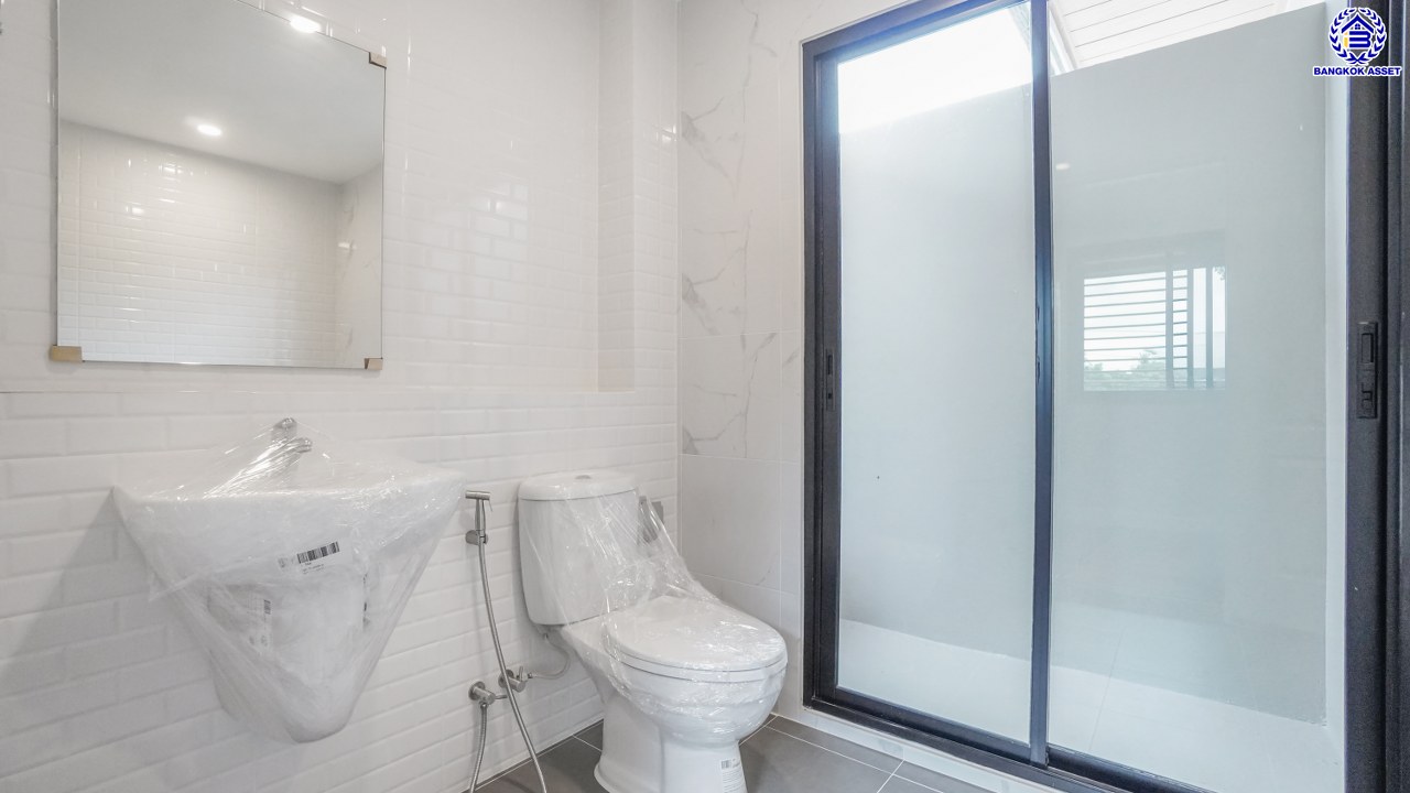 บ้านมือสองตกแต่งใหม่ โครงการ เพอร์เฟคเพลส รัตนาธิเบศร์-ไทรม้า บนเนื้อที่ 59.8 ตร.ว. พื้นที่ใช้สอย 187.67 ตร.ม. ฟังก์ชัน 3 ห้องนอน 3 ห้องน้ำ จอดรถได้ 2 คัน ใกล้ 2 เซ็นทรัล ทั้งเซ็นทรัลรัตนาธิเบศร์, เซ็นทรัลเวสต์เกต บนทำเลเชื่อมต่อได้หลายเส้นทาง ติดถนนรัตนาธิเบศร์ และ รถไฟฟ้าสายสีม่วง "สถานีบางรักน้อยท่าอิฐ"