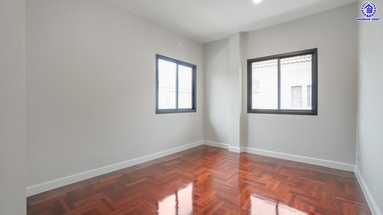 บ้านมือสองตกแต่งใหม่ โครงการ เพอร์เฟคเพลส รัตนาธิเบศร์-ไทรม้า บนเนื้อที่ 59.8 ตร.ว. พื้นที่ใช้สอย 187.67 ตร.ม. ฟังก์ชัน 3 ห้องนอน 3 ห้องน้ำ จอดรถได้ 2 คัน ใกล้ 2 เซ็นทรัล ทั้งเซ็นทรัลรัตนาธิเบศร์, เซ็นทรัลเวสต์เกต บนทำเลเชื่อมต่อได้หลายเส้นทาง ติดถนนรัตนาธิเบศร์ และ รถไฟฟ้าสายสีม่วง "สถานีบางรักน้อยท่าอิฐ"