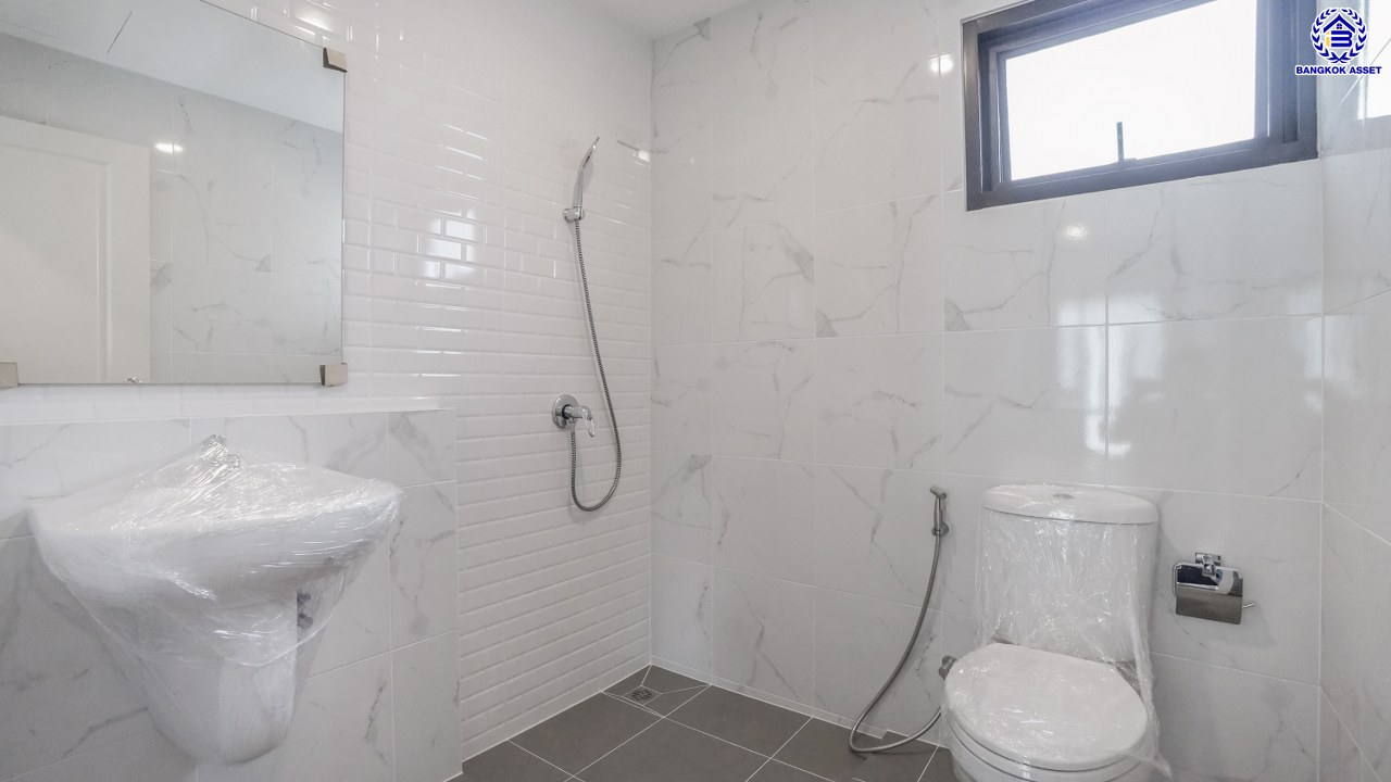 บ้านมือสองตกแต่งใหม่ โครงการ เพอร์เฟคเพลส รัตนาธิเบศร์-ไทรม้า บนเนื้อที่ 59.8 ตร.ว. พื้นที่ใช้สอย 187.67 ตร.ม. ฟังก์ชัน 3 ห้องนอน 3 ห้องน้ำ จอดรถได้ 2 คัน ใกล้ 2 เซ็นทรัล ทั้งเซ็นทรัลรัตนาธิเบศร์, เซ็นทรัลเวสต์เกต บนทำเลเชื่อมต่อได้หลายเส้นทาง ติดถนนรัตนาธิเบศร์ และ รถไฟฟ้าสายสีม่วง "สถานีบางรักน้อยท่าอิฐ"