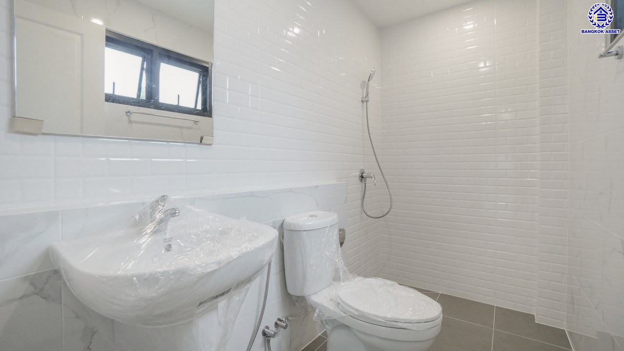 บ้านมือสองตกแต่งใหม่ โครงการ เพอร์เฟคเพลส รัตนาธิเบศร์-ไทรม้า บนเนื้อที่ 59.8 ตร.ว. พื้นที่ใช้สอย 187.67 ตร.ม. ฟังก์ชัน 3 ห้องนอน 3 ห้องน้ำ จอดรถได้ 2 คัน ใกล้ 2 เซ็นทรัล ทั้งเซ็นทรัลรัตนาธิเบศร์, เซ็นทรัลเวสต์เกต บนทำเลเชื่อมต่อได้หลายเส้นทาง ติดถนนรัตนาธิเบศร์ และ รถไฟฟ้าสายสีม่วง "สถานีบางรักน้อยท่าอิฐ"