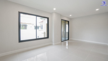 บ้านมือสองตกแต่งใหม่ โครงการ เพอร์เฟคเพลส รัตนาธิเบศร์-ไทรม้า บนเนื้อที่ 59.8 ตร.ว. พื้นที่ใช้สอย 187.67 ตร.ม. ฟังก์ชัน 3 ห้องนอน 3 ห้องน้ำ จอดรถได้ 2 คัน ใกล้ 2 เซ็นทรัล ทั้งเซ็นทรัลรัตนาธิเบศร์, เซ็นทรัลเวสต์เกต บนทำเลเชื่อมต่อได้หลายเส้นทาง ติดถนนรัตนาธิเบศร์ และ รถไฟฟ้าสายสีม่วง "สถานีบางรักน้อยท่าอิฐ"