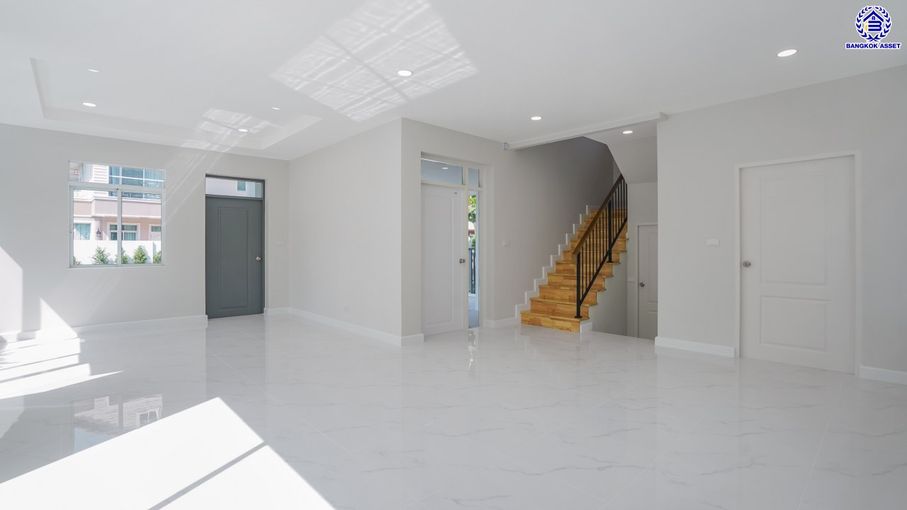 บ้านมือสองตกแต่งใหม่ โครงการ บางกอกบูเลอวาร์ด ราชพฤกษ์-พระราม5 เนื้อที่ 63.4 ตร.ว. พื้นที่ใช้สอย 229.46 ตร.ม. บนสังคมคุณภาพ SC Asset ฟังก์ชันพร้อม 3 ห้องนอน 3 ห้องน้ำ จอดรถได้ 2 คัน บนทำเลติดถนนราชพฤกษ์ ใกล้วงเวียนพระรามห้า รถไฟฟ้าสายสีม่วง "สถานีบางรักใหญ่" และทางด่วนศรีรัช