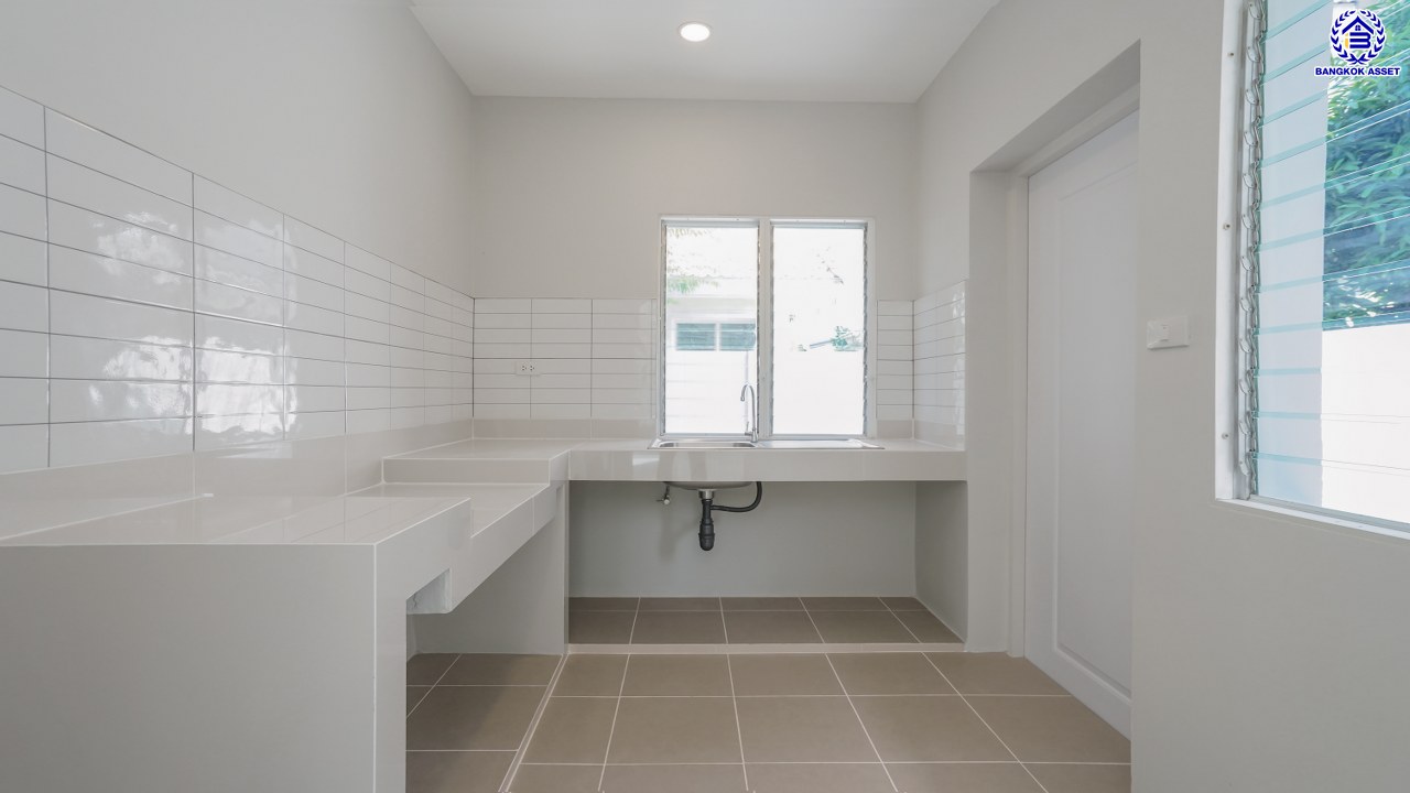 บ้านมือสองตกแต่งใหม่ โครงการ บางกอกบูเลอวาร์ด ราชพฤกษ์-พระราม5 เนื้อที่ 63.4 ตร.ว. พื้นที่ใช้สอย 229.46 ตร.ม. บนสังคมคุณภาพ SC Asset ฟังก์ชันพร้อม 3 ห้องนอน 3 ห้องน้ำ จอดรถได้ 2 คัน บนทำเลติดถนนราชพฤกษ์ ใกล้วงเวียนพระรามห้า รถไฟฟ้าสายสีม่วง "สถานีบางรักใหญ่" และทางด่วนศรีรัช