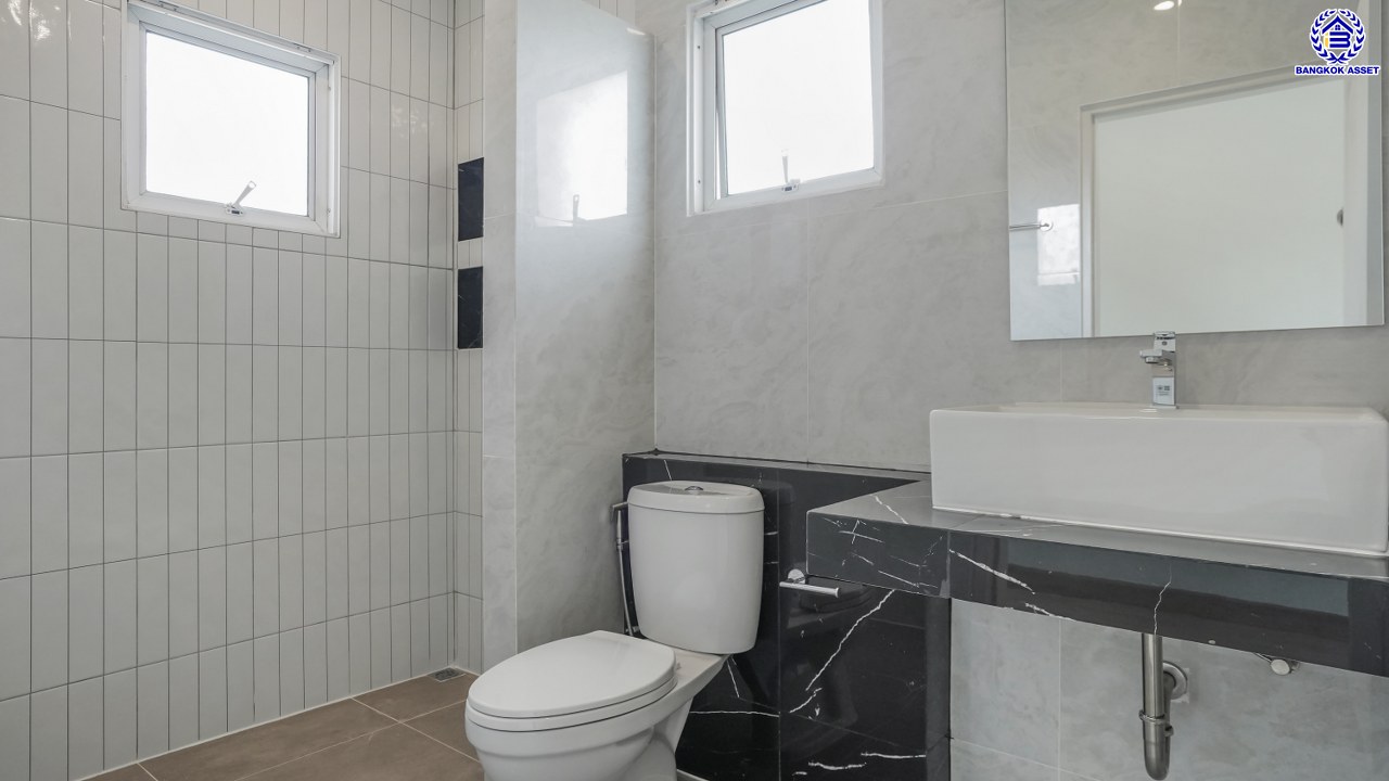 บ้านมือสองตกแต่งใหม่ โครงการ บางกอกบูเลอวาร์ด ราชพฤกษ์-พระราม5 เนื้อที่ 63.4 ตร.ว. พื้นที่ใช้สอย 229.46 ตร.ม. บนสังคมคุณภาพ SC Asset ฟังก์ชันพร้อม 3 ห้องนอน 3 ห้องน้ำ จอดรถได้ 2 คัน บนทำเลติดถนนราชพฤกษ์ ใกล้วงเวียนพระรามห้า รถไฟฟ้าสายสีม่วง "สถานีบางรักใหญ่" และทางด่วนศรีรัช