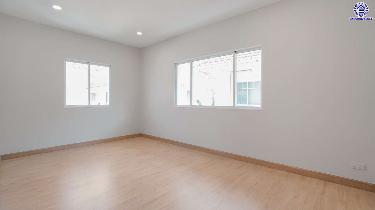 บ้านมือสองตกแต่งใหม่ โครงการ บางกอกบูเลอวาร์ด ราชพฤกษ์-พระราม5 เนื้อที่ 63.4 ตร.ว. พื้นที่ใช้สอย 229.46 ตร.ม. บนสังคมคุณภาพ SC Asset ฟังก์ชันพร้อม 3 ห้องนอน 3 ห้องน้ำ จอดรถได้ 2 คัน บนทำเลติดถนนราชพฤกษ์ ใกล้วงเวียนพระรามห้า รถไฟฟ้าสายสีม่วง "สถานีบางรักใหญ่" และทางด่วนศรีรัช