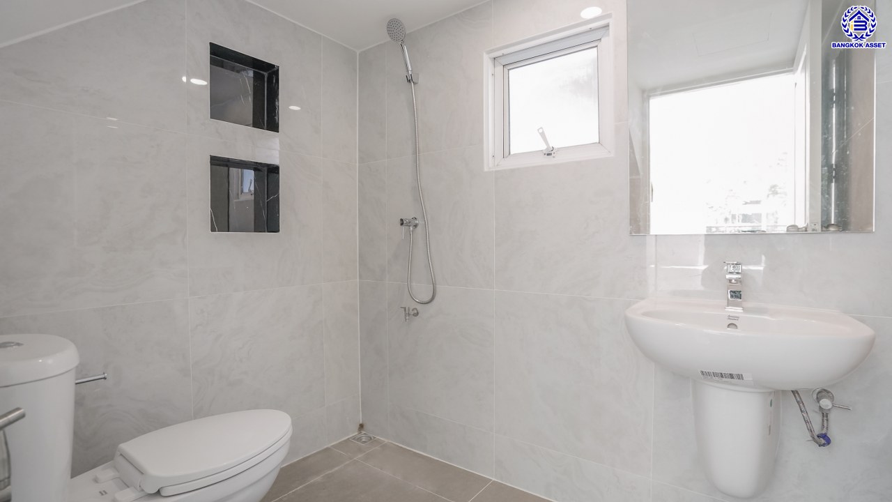 บ้านมือสองตกแต่งใหม่ โครงการ บางกอกบูเลอวาร์ด ราชพฤกษ์-พระราม5 เนื้อที่ 63.4 ตร.ว. พื้นที่ใช้สอย 229.46 ตร.ม. บนสังคมคุณภาพ SC Asset ฟังก์ชันพร้อม 3 ห้องนอน 3 ห้องน้ำ จอดรถได้ 2 คัน บนทำเลติดถนนราชพฤกษ์ ใกล้วงเวียนพระรามห้า รถไฟฟ้าสายสีม่วง "สถานีบางรักใหญ่" และทางด่วนศรีรัช