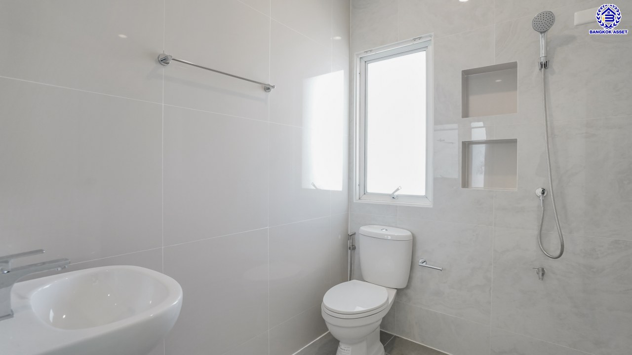 บ้านมือสองตกแต่งใหม่ โครงการ บางกอกบูเลอวาร์ด ราชพฤกษ์-พระราม5 เนื้อที่ 63.4 ตร.ว. พื้นที่ใช้สอย 229.46 ตร.ม. บนสังคมคุณภาพ SC Asset ฟังก์ชันพร้อม 3 ห้องนอน 3 ห้องน้ำ จอดรถได้ 2 คัน บนทำเลติดถนนราชพฤกษ์ ใกล้วงเวียนพระรามห้า รถไฟฟ้าสายสีม่วง "สถานีบางรักใหญ่" และทางด่วนศรีรัช