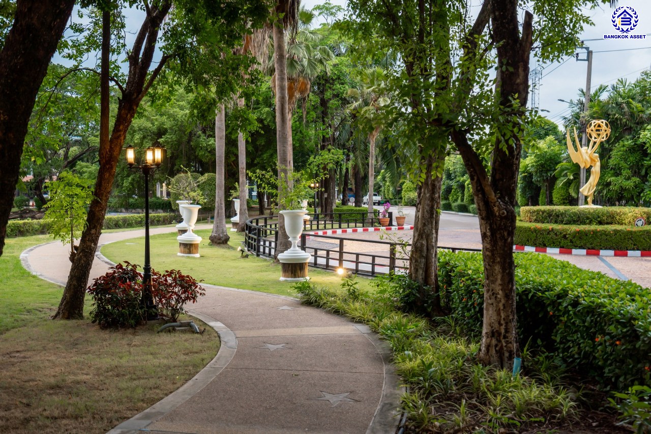 บ้านมือสองตกแต่งใหม่ โครงการ บางกอกบูเลอวาร์ด ราชพฤกษ์-พระราม5 เนื้อที่ 63.4 ตร.ว. พื้นที่ใช้สอย 229.46 ตร.ม. บนสังคมคุณภาพ SC Asset ฟังก์ชันพร้อม 3 ห้องนอน 3 ห้องน้ำ จอดรถได้ 2 คัน บนทำเลติดถนนราชพฤกษ์ ใกล้วงเวียนพระรามห้า รถไฟฟ้าสายสีม่วง "สถานีบางรักใหญ่" และทางด่วนศรีรัช