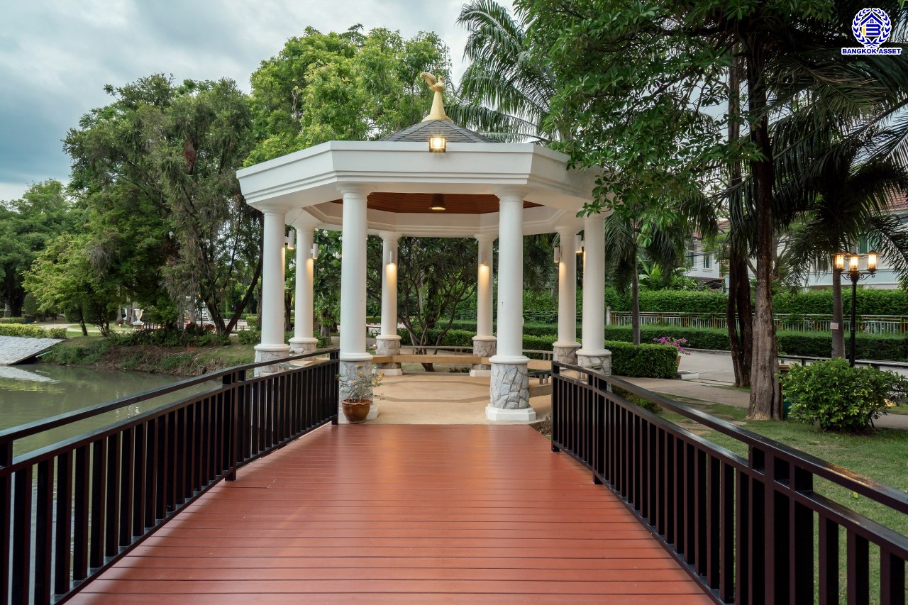 บ้านมือสองตกแต่งใหม่ โครงการ บางกอกบูเลอวาร์ด ราชพฤกษ์-พระราม5 เนื้อที่ 63.4 ตร.ว. พื้นที่ใช้สอย 229.46 ตร.ม. บนสังคมคุณภาพ SC Asset ฟังก์ชันพร้อม 3 ห้องนอน 3 ห้องน้ำ จอดรถได้ 2 คัน บนทำเลติดถนนราชพฤกษ์ ใกล้วงเวียนพระรามห้า รถไฟฟ้าสายสีม่วง "สถานีบางรักใหญ่" และทางด่วนศรีรัช