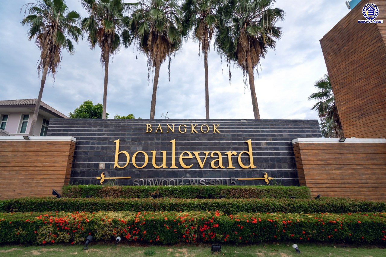 บ้านมือสองตกแต่งใหม่ โครงการ บางกอกบูเลอวาร์ด ราชพฤกษ์-พระราม5 เนื้อที่ 63.4 ตร.ว. พื้นที่ใช้สอย 229.46 ตร.ม. บนสังคมคุณภาพ SC Asset ฟังก์ชันพร้อม 3 ห้องนอน 3 ห้องน้ำ จอดรถได้ 2 คัน บนทำเลติดถนนราชพฤกษ์ ใกล้วงเวียนพระรามห้า รถไฟฟ้าสายสีม่วง "สถานีบางรักใหญ่" และทางด่วนศรีรัช