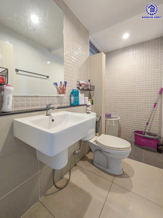 บ้านเดี่ยวมือสอง โครงการ เดอะซิตี้ บางใหญ่ เนื้อที่ 54.20 ตร.ว. พื้นที่ใช้สอย 169 ตร.ม. ฟังก์ชันจัดเต็ม 4 ห้องนอน 3 ห้องน้ำ จอดรถได้ 2 คัน บ้านพร้อมอยู่ บนทำเลเดินทางสะดวก ใกล้เซ็นทรัลเวสต์เกต และรถไฟฟ้าสายสีม่วง "สถานีคลองบางไผ่" และทางด่วน "ศรีรัช"