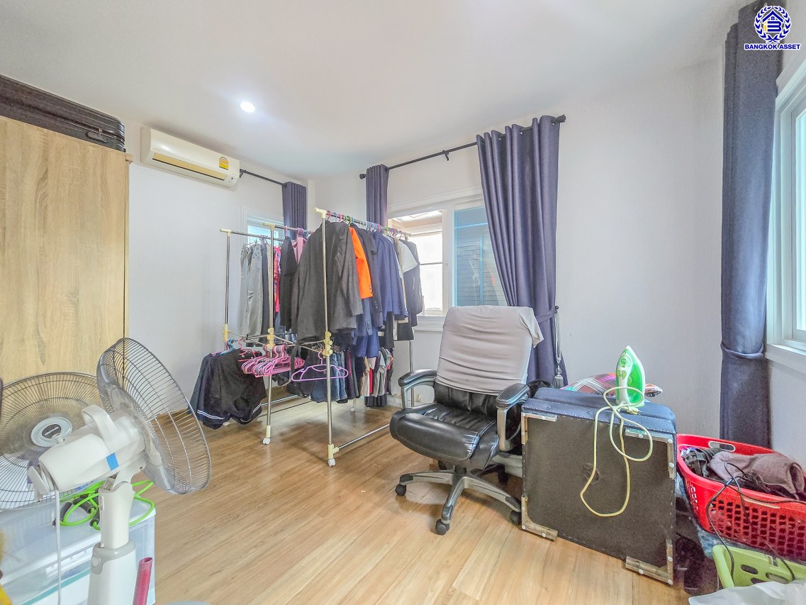 บ้านเดี่ยวมือสอง โครงการ เดอะซิตี้ บางใหญ่ เนื้อที่ 54.20 ตร.ว. พื้นที่ใช้สอย 169 ตร.ม. ฟังก์ชันจัดเต็ม 4 ห้องนอน 3 ห้องน้ำ จอดรถได้ 2 คัน บ้านพร้อมอยู่ บนทำเลเดินทางสะดวก ใกล้เซ็นทรัลเวสต์เกต และรถไฟฟ้าสายสีม่วง "สถานีคลองบางไผ่" และทางด่วน "ศรีรัช"