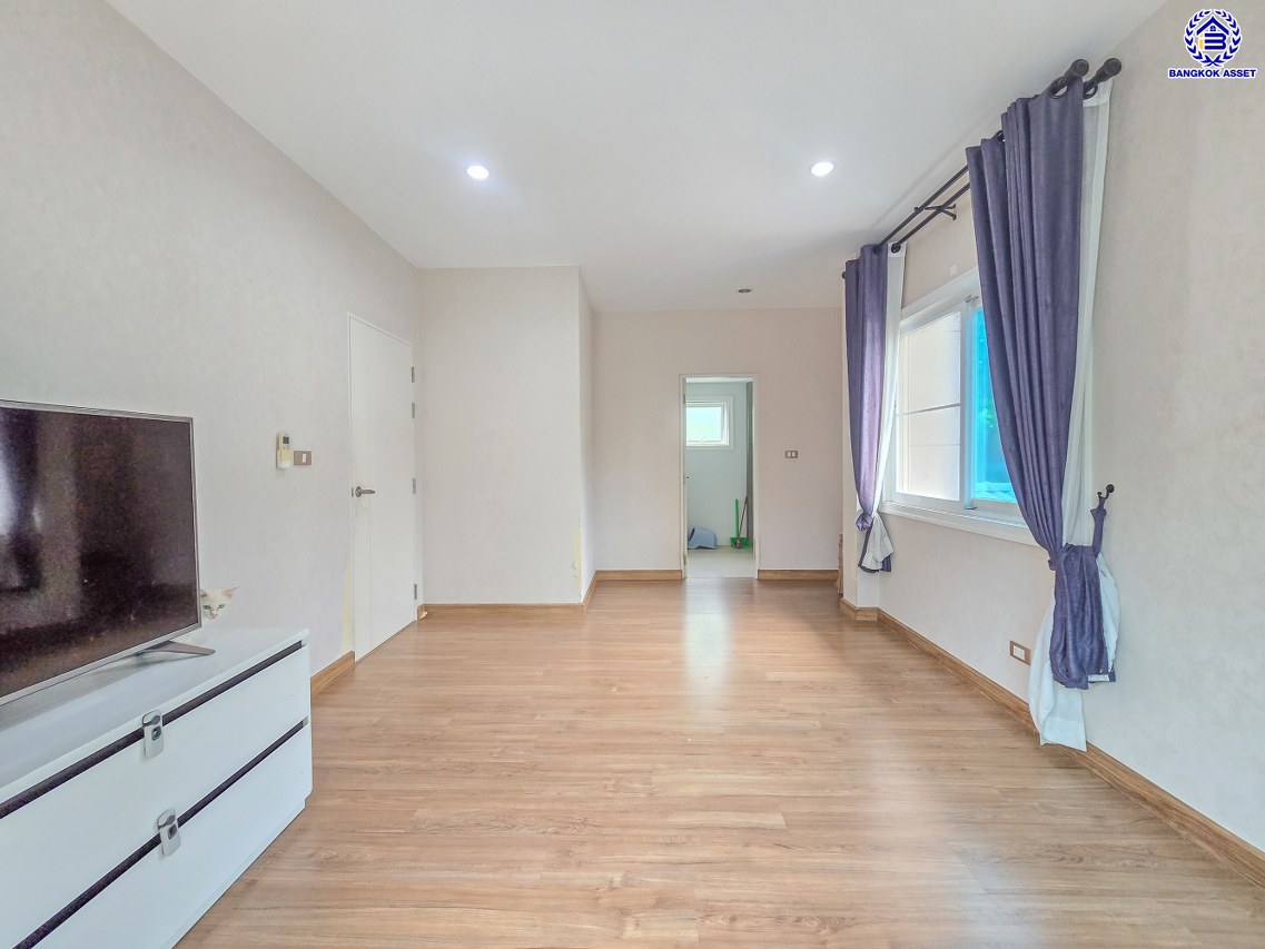 บ้านเดี่ยวมือสอง โครงการ เดอะซิตี้ บางใหญ่ เนื้อที่ 54.20 ตร.ว. พื้นที่ใช้สอย 169 ตร.ม. ฟังก์ชันจัดเต็ม 4 ห้องนอน 3 ห้องน้ำ จอดรถได้ 2 คัน บ้านพร้อมอยู่ บนทำเลเดินทางสะดวก ใกล้เซ็นทรัลเวสต์เกต และรถไฟฟ้าสายสีม่วง "สถานีคลองบางไผ่" และทางด่วน "ศรีรัช"