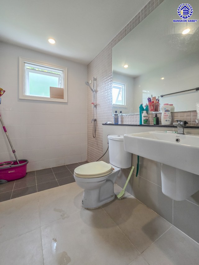 บ้านเดี่ยวมือสอง โครงการ เดอะซิตี้ บางใหญ่ เนื้อที่ 54.20 ตร.ว. พื้นที่ใช้สอย 169 ตร.ม. ฟังก์ชันจัดเต็ม 4 ห้องนอน 3 ห้องน้ำ จอดรถได้ 2 คัน บ้านพร้อมอยู่ บนทำเลเดินทางสะดวก ใกล้เซ็นทรัลเวสต์เกต และรถไฟฟ้าสายสีม่วง "สถานีคลองบางไผ่" และทางด่วน "ศรีรัช"