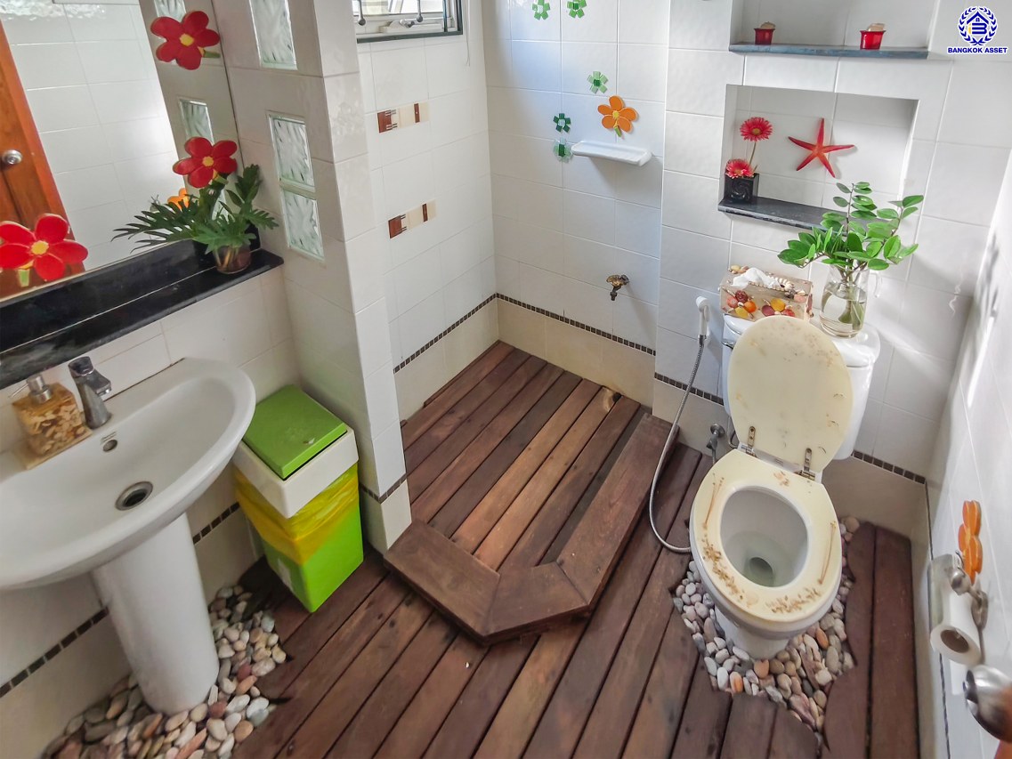 บ้านเดี่ยวมือสองนนทบุรี โครงการ ชัยพฤกษ์ บางบัวทอง หลังมุม เนื้อที่กว้างถึง 70.70 ตร.ว. พื้นที่ใช้สอย 152 ตร.ม. ฟังก์ชัน 3 ห้องนอน 3 ห้องน้ำ 2 ที่จอดรถ แถมฟรี! เครื่องทำน้ำอุ่น พร้อมเข้าอยู่ Facilities โครงการครบครัน ทำเลติดถนนบางกรวย-ไทรน้อย เชื่อมต่อถนนกาญจนาภิเษก ใกล้เซ็นทรัลเวสต์เกต และรถไฟฟ้าสายสีม่วง "สถานีบางพลู"