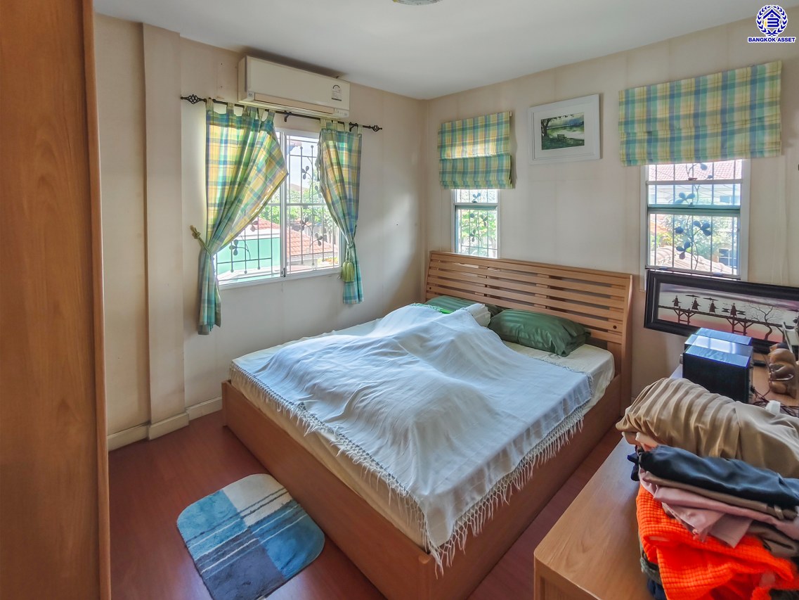 บ้านเดี่ยวมือสองนนทบุรี โครงการ ชัยพฤกษ์ บางบัวทอง หลังมุม เนื้อที่กว้างถึง 70.70 ตร.ว. พื้นที่ใช้สอย 152 ตร.ม. ฟังก์ชัน 3 ห้องนอน 3 ห้องน้ำ 2 ที่จอดรถ แถมฟรี! เครื่องทำน้ำอุ่น พร้อมเข้าอยู่ Facilities โครงการครบครัน ทำเลติดถนนบางกรวย-ไทรน้อย เชื่อมต่อถนนกาญจนาภิเษก ใกล้เซ็นทรัลเวสต์เกต และรถไฟฟ้าสายสีม่วง "สถานีบางพลู"