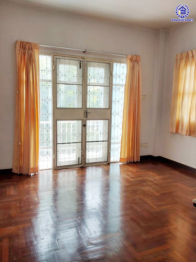 *****บ้านเดี่ยวมือสองนนทบุรี โครงการ รติรมย์1 กาญจนาภิเษก เนื้อที่ 51 ตร.ว. พื้นที่ใช้สอย 150 ตร.ม. ฟังก์ชัน 3 ห้องนอน 2 ห้องน้ำ จอดรถได้ 1 คัน แถมฟรี! เครื่องปรับอากาศ พร้อมเข้าอยู่ ส่วนกลางครบครัน บนทำเลศักยภาพ เชื่อมต่อหลายเส้นทาง ใกล้ทางด่วน "ศรีรัช" และเซ็นทรัล เวสต์วิลล์