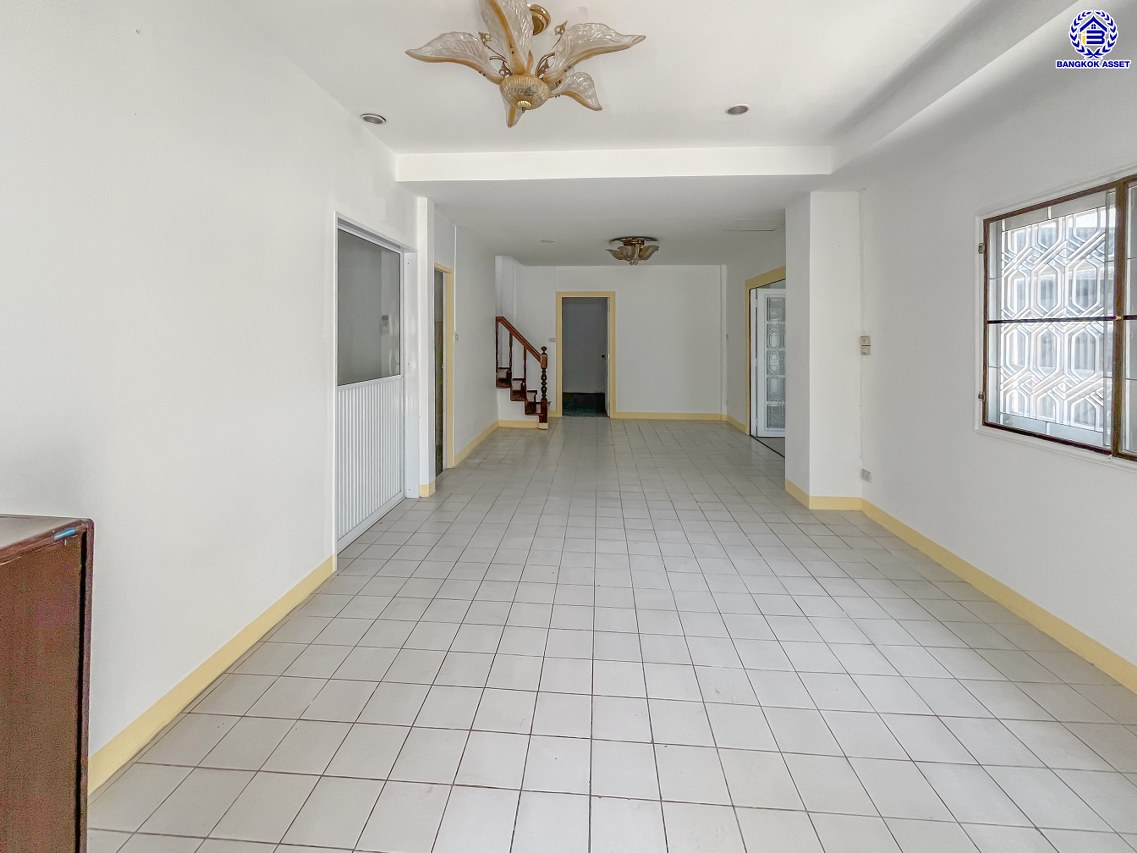 บ้านแฝดมือสองนนทบุรี โครงการ เพชรลดา ท่าอิฐ เนื้อที่ 43 ตร.ว. พื้นที่ใช้สอย 150 ตร.ม. ฟังก์ชัน 3 ห้องนอน 3 ห้องน้ำ 1 ที่จอดรถ พร้อมแถมฟรี! เครื่องปรับกาศ บนทำเลเข้าออกได้หลากหลายเส้นทาง เชื่อมต่อถนนราชพฤกษ์ ใกล้รถไฟฟ้าสายสีม่วง "สถานีบางรักน้อยท่าอิฐ" และจุดขึ้นทางด่วน "งามวงศ์วาน" จองเลย!