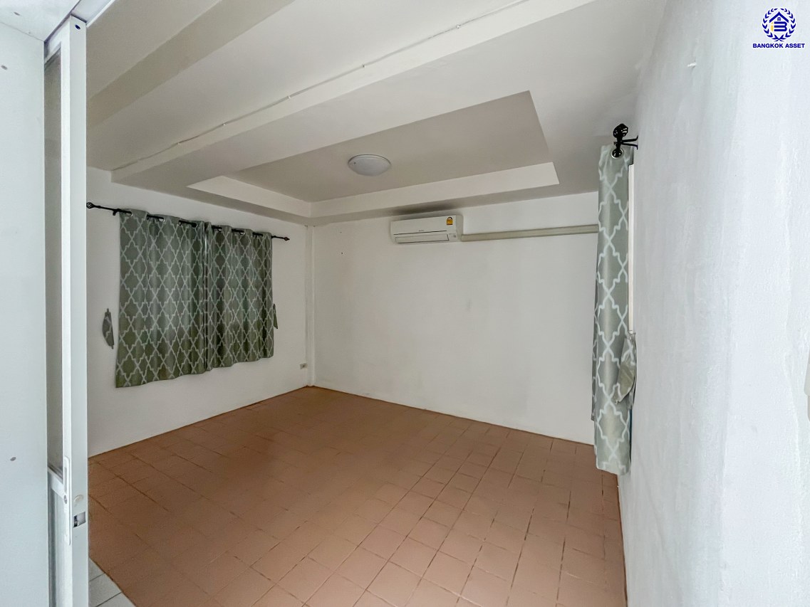 บ้านแฝดมือสองนนทบุรี โครงการ เพชรลดา ท่าอิฐ เนื้อที่ 43 ตร.ว. พื้นที่ใช้สอย 150 ตร.ม. ฟังก์ชัน 3 ห้องนอน 3 ห้องน้ำ 1 ที่จอดรถ พร้อมแถมฟรี! เครื่องปรับกาศ บนทำเลเข้าออกได้หลากหลายเส้นทาง เชื่อมต่อถนนราชพฤกษ์ ใกล้รถไฟฟ้าสายสีม่วง "สถานีบางรักน้อยท่าอิฐ" และจุดขึ้นทางด่วน "งามวงศ์วาน" จองเลย!