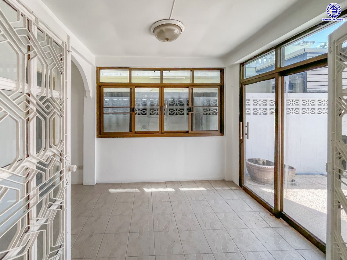 บ้านแฝดมือสองนนทบุรี โครงการ เพชรลดา ท่าอิฐ เนื้อที่ 43 ตร.ว. พื้นที่ใช้สอย 150 ตร.ม. ฟังก์ชัน 3 ห้องนอน 3 ห้องน้ำ 1 ที่จอดรถ พร้อมแถมฟรี! เครื่องปรับกาศ บนทำเลเข้าออกได้หลากหลายเส้นทาง เชื่อมต่อถนนราชพฤกษ์ ใกล้รถไฟฟ้าสายสีม่วง "สถานีบางรักน้อยท่าอิฐ" และจุดขึ้นทางด่วน "งามวงศ์วาน" จองเลย!