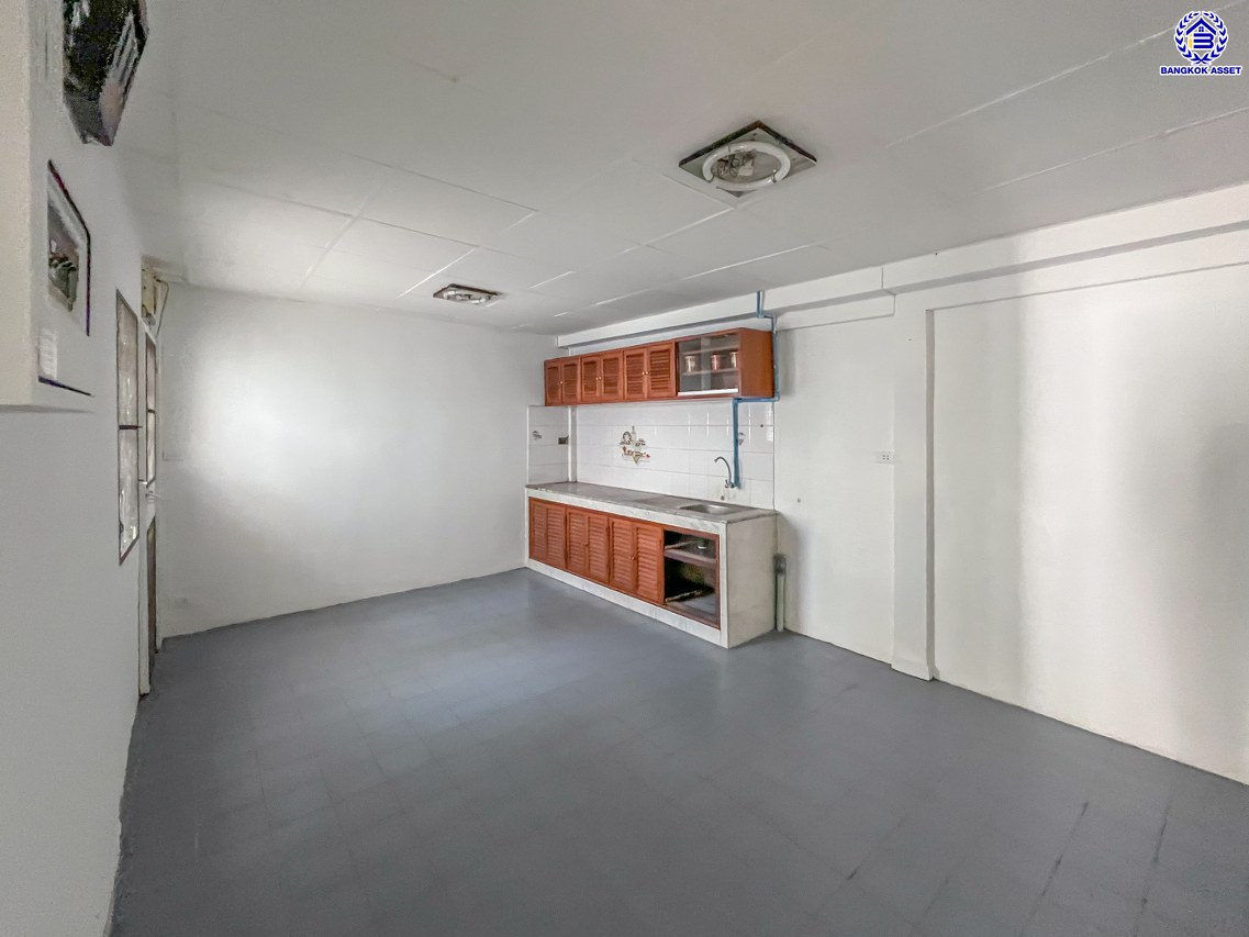 บ้านแฝดมือสองนนทบุรี โครงการ เพชรลดา ท่าอิฐ เนื้อที่ 43 ตร.ว. พื้นที่ใช้สอย 150 ตร.ม. ฟังก์ชัน 3 ห้องนอน 3 ห้องน้ำ 1 ที่จอดรถ พร้อมแถมฟรี! เครื่องปรับกาศ บนทำเลเข้าออกได้หลากหลายเส้นทาง เชื่อมต่อถนนราชพฤกษ์ ใกล้รถไฟฟ้าสายสีม่วง "สถานีบางรักน้อยท่าอิฐ" และจุดขึ้นทางด่วน "งามวงศ์วาน" จองเลย!