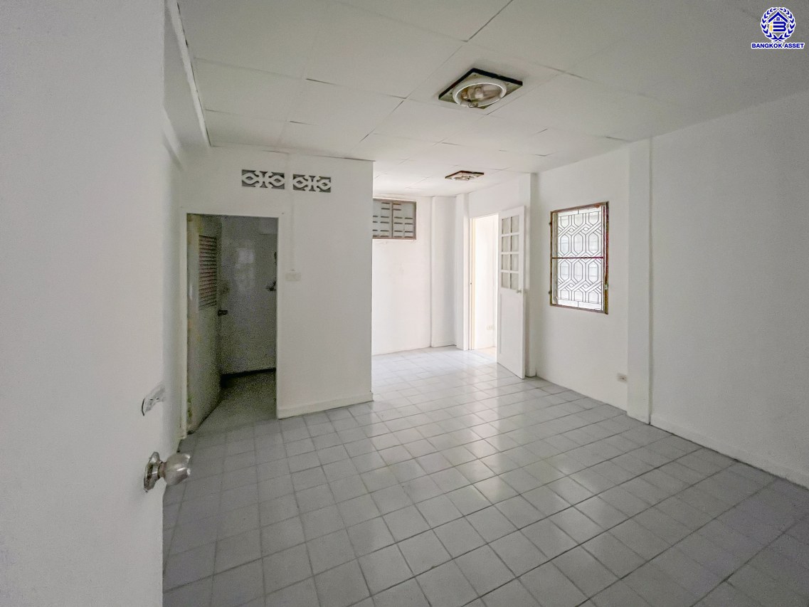 บ้านแฝดมือสองนนทบุรี โครงการ เพชรลดา ท่าอิฐ เนื้อที่ 43 ตร.ว. พื้นที่ใช้สอย 150 ตร.ม. ฟังก์ชัน 3 ห้องนอน 3 ห้องน้ำ 1 ที่จอดรถ พร้อมแถมฟรี! เครื่องปรับกาศ บนทำเลเข้าออกได้หลากหลายเส้นทาง เชื่อมต่อถนนราชพฤกษ์ ใกล้รถไฟฟ้าสายสีม่วง "สถานีบางรักน้อยท่าอิฐ" และจุดขึ้นทางด่วน "งามวงศ์วาน" จองเลย!