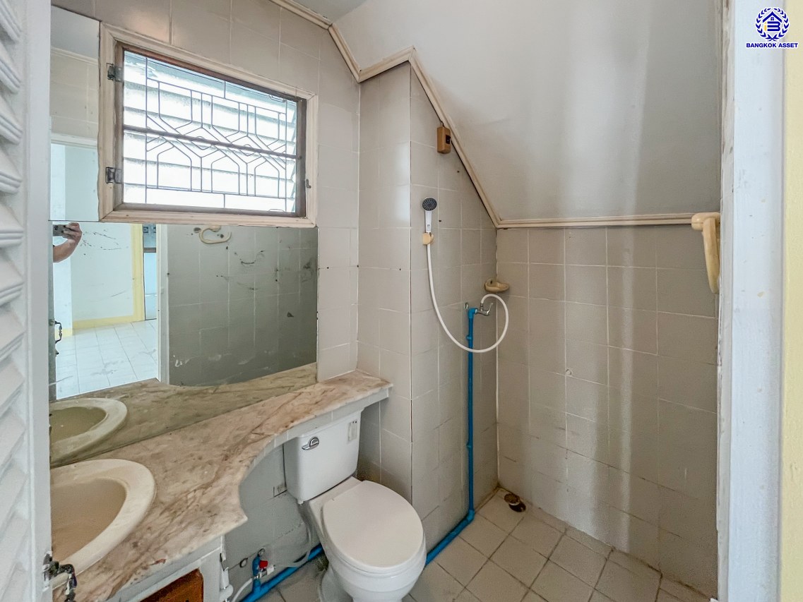 บ้านแฝดมือสองนนทบุรี โครงการ เพชรลดา ท่าอิฐ เนื้อที่ 43 ตร.ว. พื้นที่ใช้สอย 150 ตร.ม. ฟังก์ชัน 3 ห้องนอน 3 ห้องน้ำ 1 ที่จอดรถ พร้อมแถมฟรี! เครื่องปรับกาศ บนทำเลเข้าออกได้หลากหลายเส้นทาง เชื่อมต่อถนนราชพฤกษ์ ใกล้รถไฟฟ้าสายสีม่วง "สถานีบางรักน้อยท่าอิฐ" และจุดขึ้นทางด่วน "งามวงศ์วาน" จองเลย!