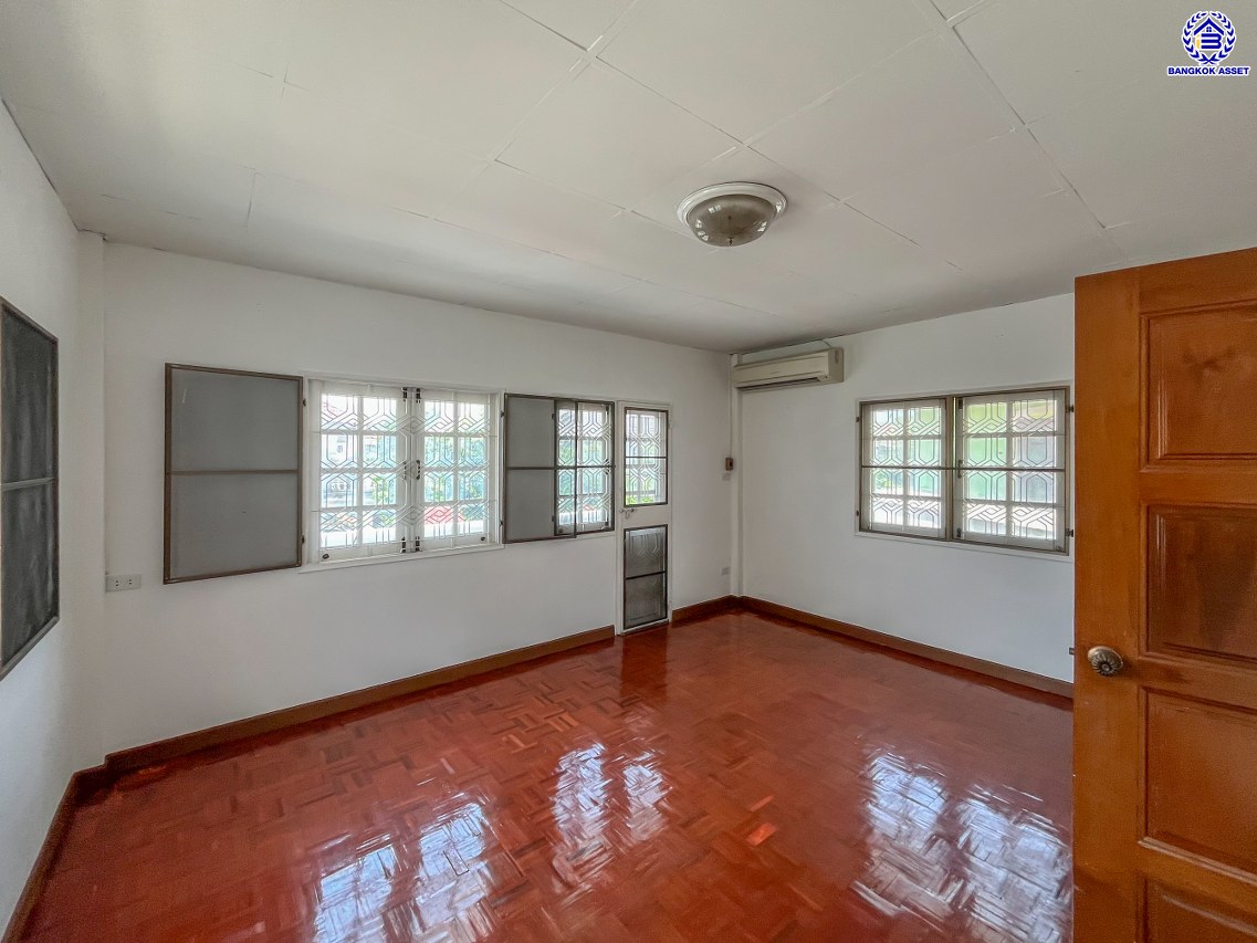 บ้านแฝดมือสองนนทบุรี โครงการ เพชรลดา ท่าอิฐ เนื้อที่ 43 ตร.ว. พื้นที่ใช้สอย 150 ตร.ม. ฟังก์ชัน 3 ห้องนอน 3 ห้องน้ำ 1 ที่จอดรถ พร้อมแถมฟรี! เครื่องปรับกาศ บนทำเลเข้าออกได้หลากหลายเส้นทาง เชื่อมต่อถนนราชพฤกษ์ ใกล้รถไฟฟ้าสายสีม่วง "สถานีบางรักน้อยท่าอิฐ" และจุดขึ้นทางด่วน "งามวงศ์วาน" จองเลย!