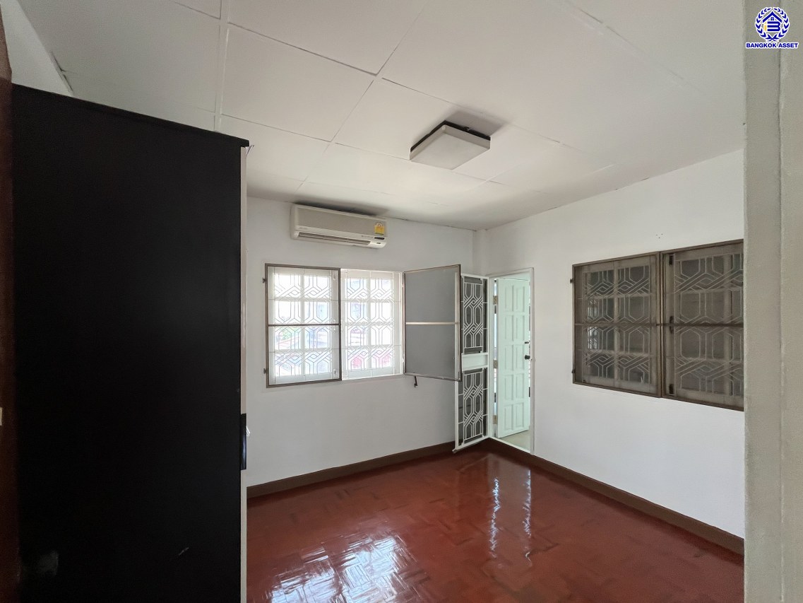 บ้านแฝดมือสองนนทบุรี โครงการ เพชรลดา ท่าอิฐ เนื้อที่ 43 ตร.ว. พื้นที่ใช้สอย 150 ตร.ม. ฟังก์ชัน 3 ห้องนอน 3 ห้องน้ำ 1 ที่จอดรถ พร้อมแถมฟรี! เครื่องปรับกาศ บนทำเลเข้าออกได้หลากหลายเส้นทาง เชื่อมต่อถนนราชพฤกษ์ ใกล้รถไฟฟ้าสายสีม่วง "สถานีบางรักน้อยท่าอิฐ" และจุดขึ้นทางด่วน "งามวงศ์วาน" จองเลย!